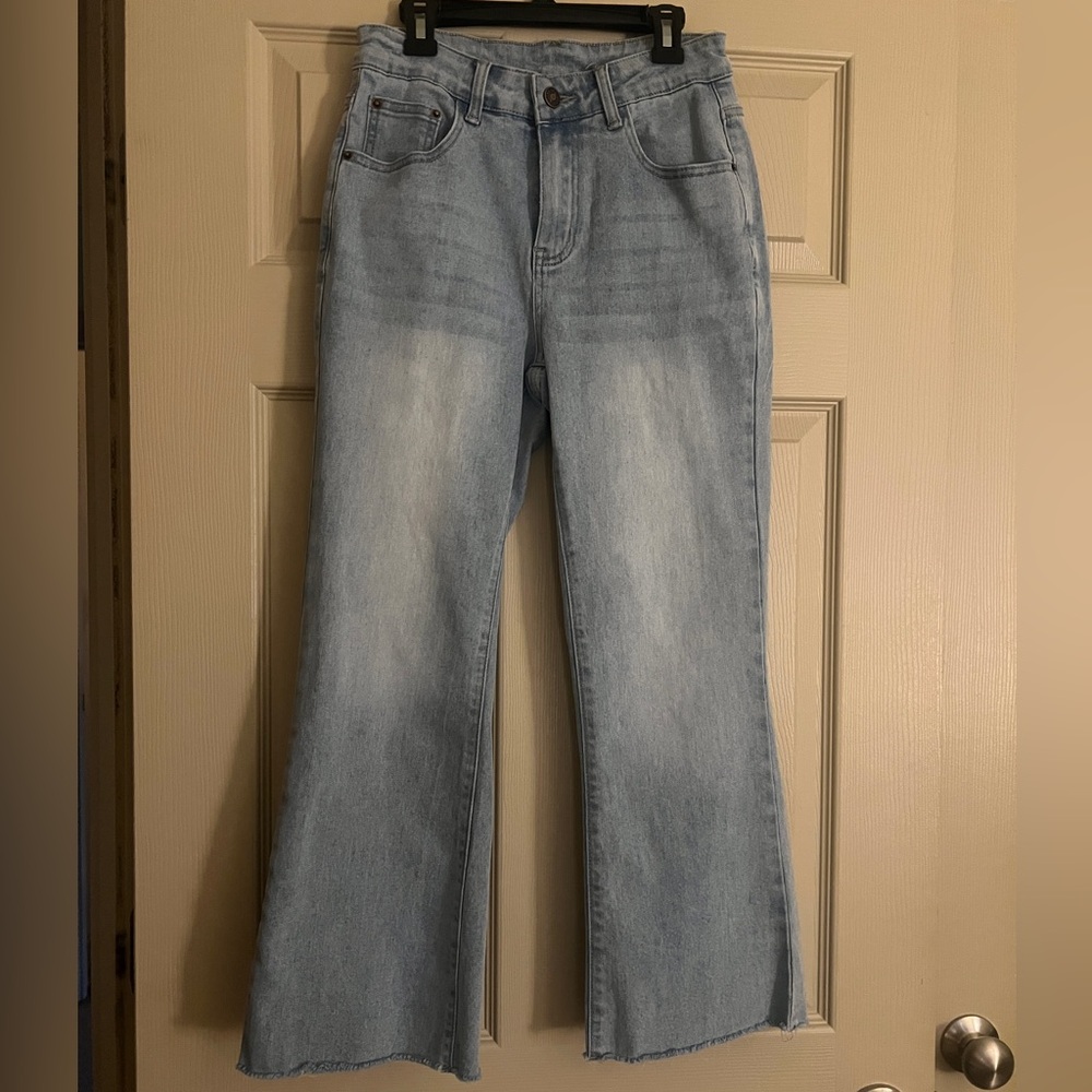 Woman’s Cropped Flare Stretchy Mid Rise Jeans with Raw Hem